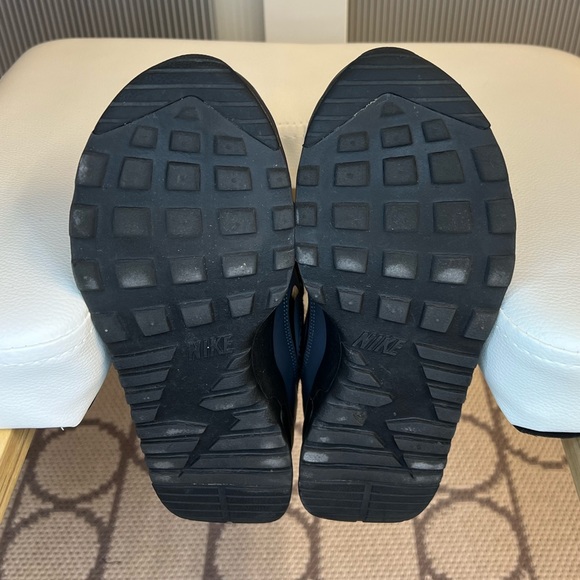 Womens NIKE size 6 - Picture 4 of 5